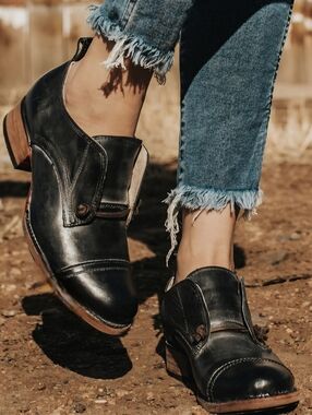 Freebird by Steven | Women’s Mabel Oxfords in Black with Brown Trim, Size 8